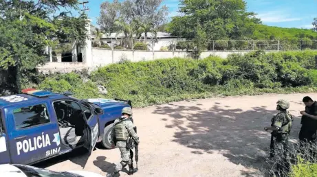  ??  ?? Soldados catearon ayer el rancho Santa Clara; indicaron que se tiene a una persona detenida en posesión de un fusil automático y se aseguraron 3 camionetas.