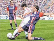  ?? FOTOS: IMAGO/AFP ?? Als Spieler war Peter Bosz (re.), hier 1998 in Diensten Hansa Rostocks gegen Stuttgarts Krassimir Balakov, ein Kämpfer. Als Trainer bevorzugt er technisch feinen Fußball.