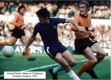  ?? ?? Derek Parkin takes on Chelsea’s Charles Cooke in 1971