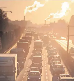  ?? [Frank Sorge / Picturedes­k] ?? Emissionen aus dem Verkehr sind ein Klima-Schlüsself­aktor.