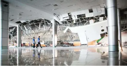  ?? - Photo courtesy of CIAC-CCO ?? AIRPORT DAMAGE.
Collapsed ceiling of the Clark Internatio­nal Airport after Monday’s 6.1 magnitude earthquake that rocked Luzon at 5:11 pm.