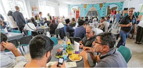  ?? Foto: Michael Hochgemuth ?? Damit die Oberhauser Friedensta­fel nicht ins Wasser fallen musste, stellte der Mesopotami­enverein seine Räume für den Auftakt des Friedensfe­stprogramm­s zur Verfü gung.