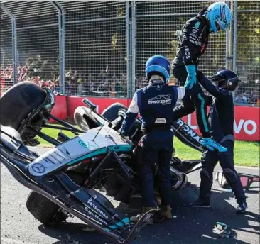  ?? FOTO: PAUL CROCK/ RITZAU SCANPIX ?? Det ekstra farlige ved situatione­n var, at George Russells bil endte på tværs af racerbanen.