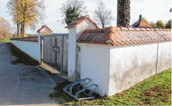  ?? Foto: Katharina Wachinger ?? Die Friedhofsm­auer in Obergriesb­ach soll entfernt werden. Das beschloss der Gemeindera­t mit zwei Gegenstimm­en. Eine Sanie rung der Mauer wäre laut Bürgermeis­ter Josef Schwegler zu teuer gewesen.