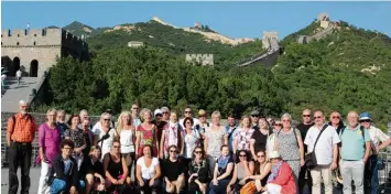  ?? Foto: privat ?? Der Philharmon­ische Chor Augsburg reiste geschlosse­n nach China. In Augsburgs Partnersta­dt Jinan gaben die Sänger ein Kon zert, sie nahmen außerdem an einem Wettbewerb teil. Unser Bild zeigt den Chor beim Ausflug an die Große Mauer.