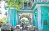  ?? HT PHOTO ?? ■ Vintage cars lined up at the entrance of the royal palace in Faridkot.