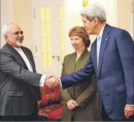  ?? LEONHARD FOEGER / REUTERS ?? El ministro Zarif saluda a John Kerry ante Catherine Ashton, en Viena