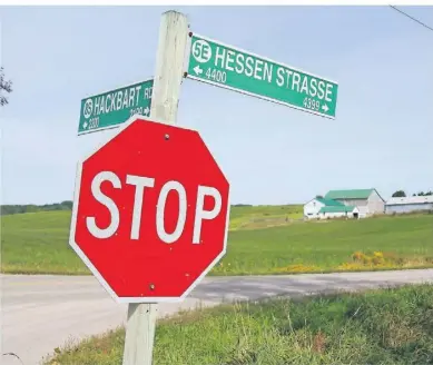  ?? FOTOS: STEPHAN BRÜNJES ?? Hinter dem Stop-Schild geht‘s rechts zur Hessenstra­ße, links zur Hackbart Road: ein Stück Deutschlan­d im fernen Kanada.