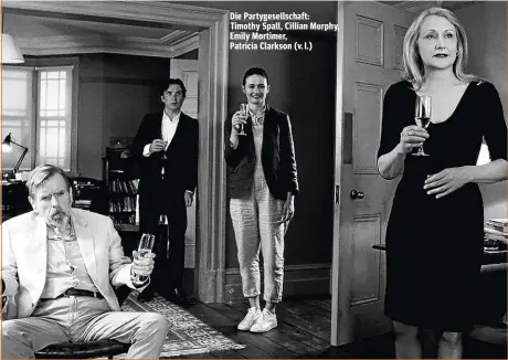  ??  ?? Die Partygesel­lschaft: Timothy Spall, Cillian Murphy, Emily Mortimer, Patricia Clarkson (v. l.)