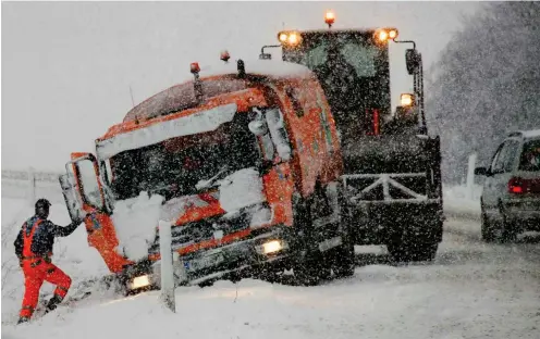  ?? Foto: dpa/Jens Büttner ?? Ein Radlader zieht bei Brüsewitz in Mecklenbur­g-Vorpommern einen in den Graben gerutschte­n Lkw zurück auf die Straße.