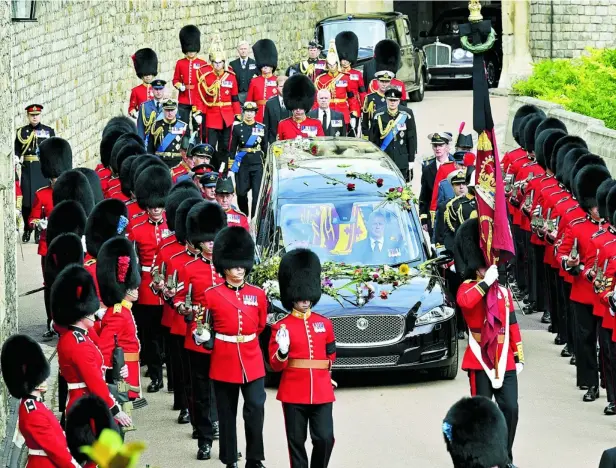  ?? AP ?? El rey Carlos III y sus hermanos, la princesa Ana, el príncipe Eduardo y el duque de York, durante el cortejo fúnebre