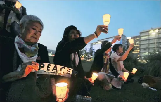  ?? AHN YOUNG-JOON / AP ?? Un grupo de personas se manifestó ante la embajada de Estados Unidos en Seúl reclamando un acuerdo de paz con Corea del Norte