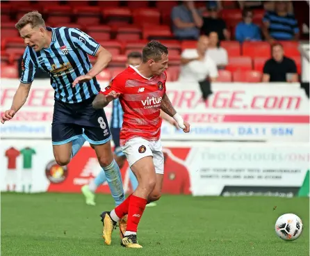  ?? PICTURES: Simon Howe ?? Bath City goalscorer Dan Hayfield battles for the ball during their defeat against league leaders Ebbsfleet United