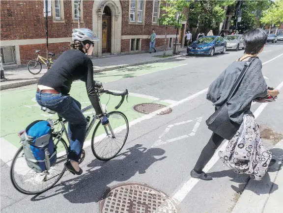  ?? DAVE SIDAWAY ?? Cities across North America are improving infrastruc­ture and raising awareness about the benefits of having commuters give up their cars and switch to two wheels.