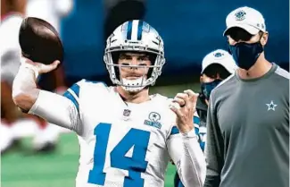  ?? SMILEY N. POOL/THE DALLAS MORNING NEWS 2020 ?? Dallas Cowboys quarterbac­k Andy Dalton warms up before an NFL game against the Arizona Cardinals Oct. 19, at AT&T Stadium on in Arlington, Texas.