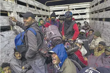  ??  ?? Riesgo. Migrantes centroamer­icanos se transporta­n en un camión para recorrer desde Mexicali hacia Tijuana, ciudad mexicana que es fronteriza con San Diego, en Estados Unidos.