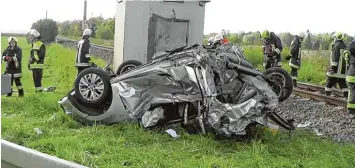  ?? Foto: Martin Wiemann ?? Wie durch ein Wunder hat die Fahrerin dieses Autos im vorigen Jahr den Zusammenst­oß mit einer Lok überlebt. Die Polizei fürchtet freilich weitere Unglücke dieser Art, sollte an dem Bahnüberga­ng nichts geschehen.