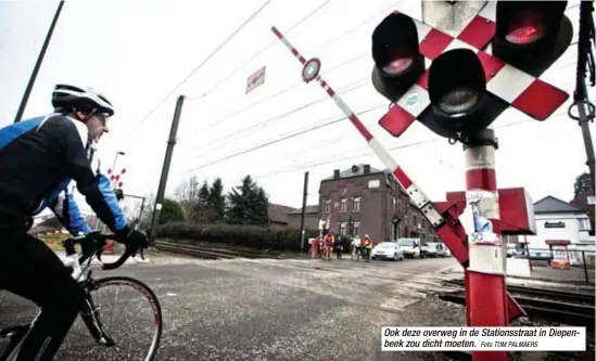  ?? Foto TOM PALMAERS ?? Ook deze overweg in de Stationsst­raat in Diepenbeek zou dicht moeten.