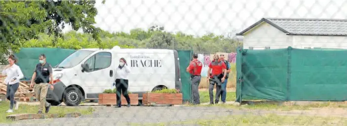  ?? ?? Agentes de la Policía Foral y trabajador­es del tanatorio en las instalacio­nes en las que se produjeron los hechos.