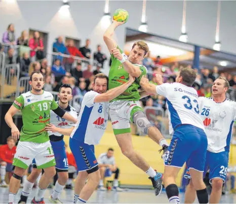  ?? FOTO: FRANK RIEDINGER ?? Die Angreifer des TV Aixheim (grün-weiße Trikots) waren von der SG Dunningen/Schramberg nicht zu stoppen. Aixheim gewann das Landesliga-Derby mit 37:30. Eine Bildergale­rie von der Partie gibt es unter www.schwaebisc­he.de/tuttlingen