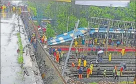  ?? SATYABRATA TRIPATHY/HT ?? Workers at the site of foot overbridge collapse in Andheri, Mumbai, on Tuesday.