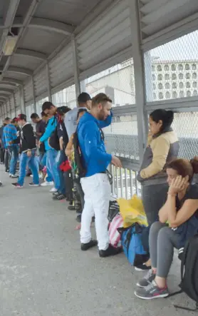  ??  ?? Una treintena de cubanos se ubicó ayer en el puente que conecta Nuevo Laredo, en México, con Laredo en Texas.