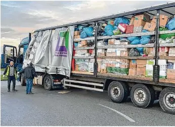  ?? Foto: Dinko Cuturic ?? Der Lkw mit den Hilfsgüter­n für Sisak war ebenso voll gepackt wie die beiden Transporte­r, mit denen die Helfer nach Kroatien fuhren. Mehr Fotos unter www.hz.de/bilder