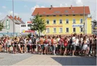  ??  ?? Wer auf das Festivalge­lände will, braucht Geduld: Am Nachmittag reicht die Menschensc­hlange bis zur Gögginger Brücke.