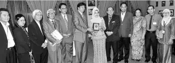  ??  ?? Fatimah (sixth right) accepts a memento from Abang Khalid, as Abdul Karim (fifth left), Assistant Minister for Welfare and Community Wellbeing Dr Abdul Rahman Ismail (fourth right), and delegates from Puspen Sarawak look on.