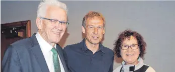  ?? FOTO: DPA ?? Schwaben unter sich: Winfried Kretschman­n und Frau Gerlinde nehmen Jürgen Klinsmann in die Mitte.