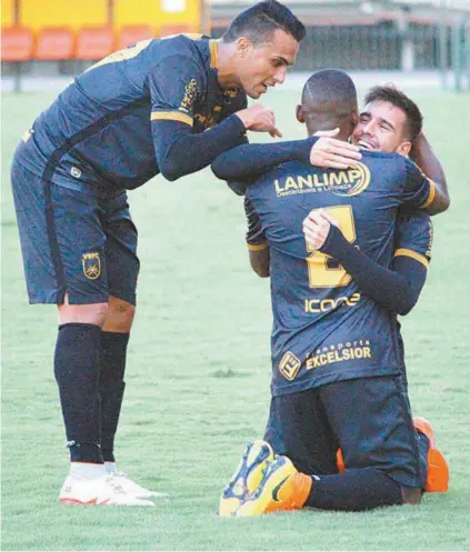  ?? PEDRO BORGES/DIVULGAÇÃO ?? Jogadores do Volta Redonda festejam gol contra o Tombense: campeão invicto da Série D tenta subir à B