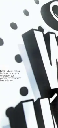  ??  ?? Infinit Gabriel Hanfling, fundador de la marca de anteojos que compite con las marcas internacio­nales.