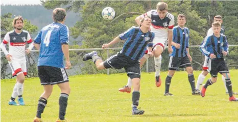  ??  ?? Der SV Bubsheim (blau-schwarzes Trikot), hier beim Spiel gegen den VfL Mühlheim, kann nur mit einem Heimsieg am Sonntag gegen die SpVgg Bochingen seine Chancen auf den Klassenerh­alt wahren.