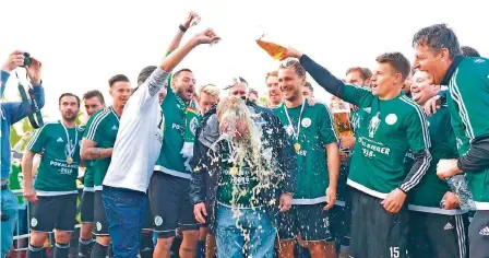  ?? FOTO: RUPPENTHAL ?? Für den Homburger Vereins-Chef Herbert Eder gab es von seiner Mannschaft eine ausgiebige Bierdusche.