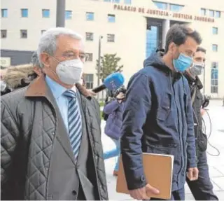  ?? EFE ?? Daniel Lucía, ayer a la salida del Palacio de Justicia de Pamplona