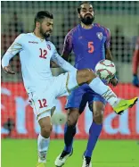  ?? Photo by M. Sajjad ?? Bahrain’s Ahmed Ali Juma and India’s Sandesh vie for the ball at the Sharjah stadium. —