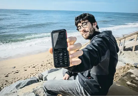  ?? LLIBERT TEIXIDÓ ?? Facund Fora ha cambiado su móvil por un teléfono con las funciones básicas para evitar la ansiedad que le provocaba su uso