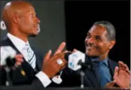  ?? CHARLIE NEIBERGALL — THE ASSOCIATED PRESS ?? Former NBA player Maurice Cheeks, right, smiles while Ray Allen, left, looks on during a news conference for the Naismith Memorial Basketball Hall of Fame class of 2018 announceme­nt, Saturday in San Antonio.