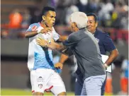  ??  ?? El guajiro festeja junto a Julio Comesaña y el ‘Pato’ Araújo el gol que le marcó a Envigado, por la Liga.