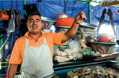  ??  ?? Marcos, con un puesto especializ­ado en camarones, se muestra todo el tiempo comunicati­vo. / Marcos, with an outlet that only sells shrimps, is talkative all the time.