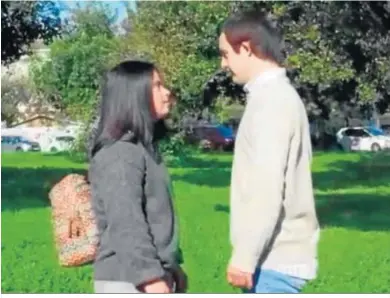  ??  ?? Captura de pantalla de Mercedes y Miguel, durante un momento del vídeo single de ‘La Tarambana’.