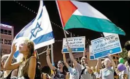  ??  ?? Für eine friedliche Lösung des Konfliktes zwischen Israel und Palästina wird immer wieder demonstrie­rt, wie hier in Tel Aviv. Foto: Oded Balilty/AP/dpa
