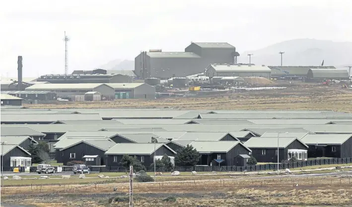  ?? EFE ?? Base. Una imagen de 2012 de Mount Pleasant, la enorme base militar británica en las Islas Malvinas, que servirá como apoyo de los ejercicios militares en el mar.