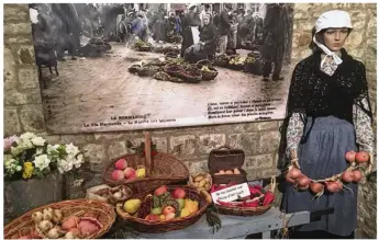  ??  ?? Porte- Horloge : exposition « Métiers d’hier, gestes oubliés » proposée par l’Office de tourisme du Bocage normand et l’Associatio­n des collection­neurs virois.