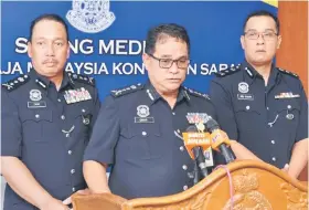  ??  ?? SIDANG MEDIA: Omar (tengah) bersama Timbalan Pesuruhjay­a Polis Sabah Datuk Zaini Jass (kiri) semasa sidang media itu.