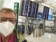  ??  ?? IMBARCO IMMEDIATO?
Tony Wheeler in un selfie che ha fatto all’inizio del 2020 all’aeroporto deserto di Hong Kong mentre rientrava in Australia, dove vive, da un viaggio a Socotra (Yemen).