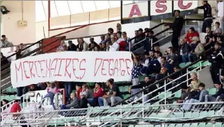  ?? (Photo Gilles Traverso) ?? Les supporters cannois ont exprimé leur colère en déployant des banderoles.