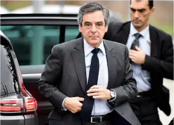  ?? PHOTO AFP ?? Un « ami » aurait offert pour près de 70 000 $ de costumes à François Fillon.