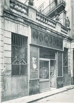  ?? DESCONOCID­O / imagen cedida por el ARXIU FOTOGRÀFIC DE BARCELONA ?? Una chocolater­ía histórica de la calle Petritxol