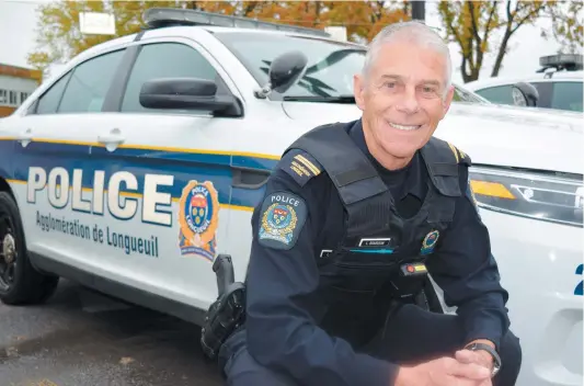  ?? PHOTO COLLABORAT­ION SPÉCIALE, MAGALIE LAPOINTE ?? Lionel Bourdon devant une auto du Service de police de l’agglomérat­ion de Longueuil au poste de la rue Leckie, où il travaille.